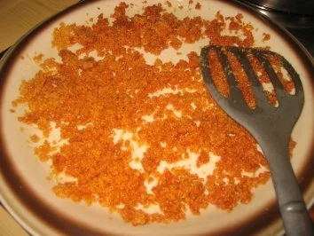 Rezept: Verschiedenes: Süßer, knuspriger Semmelbröselkrokant Bild Nr. 4 Verschiedenes: Süßer, knuspriger Semmelbröselkrokant - Rezept - Bild Nr. 4