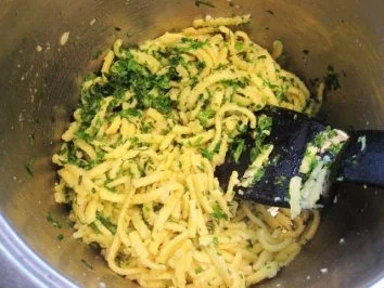 Rezept: Kräuter-Spätzle mit Fischstäbchen ... Bild Nr. 5 Kräuter-Spätzle mit Fischstäbchen ... - Rezept - Bild Nr. 5