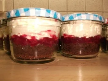 Rezept: Schwarzwälder Kirschtörtchen Bild Nr. 2 Schwarzwälder Kirschtörtchen - Rezept - Bild Nr. 2