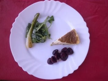 Gorgonzolatarte, Pfefferkirschen, Wildkräutersalat, karamelisierte Frühlingszwiebeln - Rezept