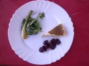 Gorgonzolatarte, Pfefferkirschen, Wildkräutersalat, karamelisierte Frühlingszwiebeln - Rezept