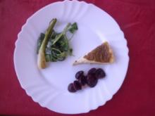 Gorgonzolatarte, Pfefferkirschen, Wildkräutersalat, karamelisierte Frühlingszwiebeln - Rezept