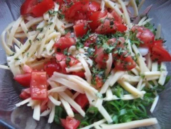 Sommerlicher Wurstsalat mit Käse und Tomaten - Rezept - Bild Nr. 3