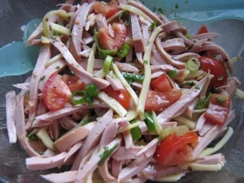 Sommerlicher Wurstsalat mit Käse und Tomaten - Rezept - Bild Nr. 4