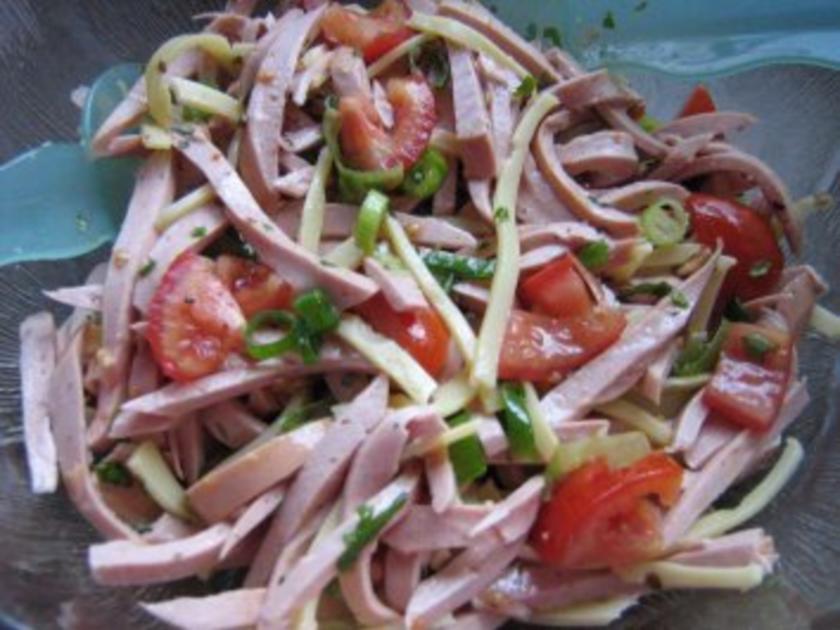 Sommerlicher Wurstsalat mit Käse und Tomaten - Rezept - kochbar.de