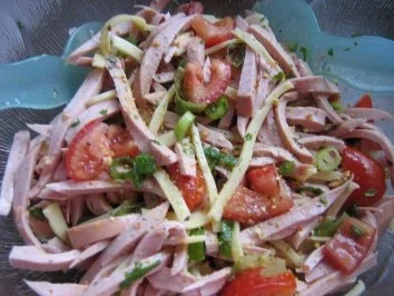 Sommerlicher Wurstsalat mit Käse und Tomaten - Rezept - Bild Nr. 5