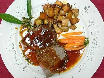 Rinderschmorbraten mit Ochsenschwanz-Soße - - Rezept