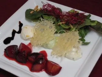 Rezept: Parmesan-Mousse mit Blattsalaten und Honigpflaumen Parmesan-Mousse mit Blattsalaten und Honigpflaumen - Rezept