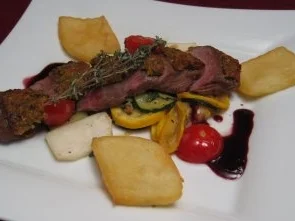 Rosa gebratener Lammrücken mit Kräuterkruste, Zucchini und Kartoffelplätzchen - Rezept