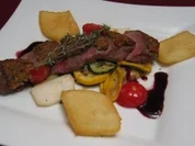 Rosa gebratener Lammrücken mit Kräuterkruste, Zucchini und Kartoffelplätzchen - Rezept