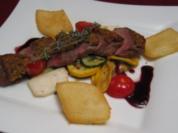 Rosa gebratener Lammrücken mit Kräuterkruste, Zucchini und Kartoffelplätzchen - Rezept