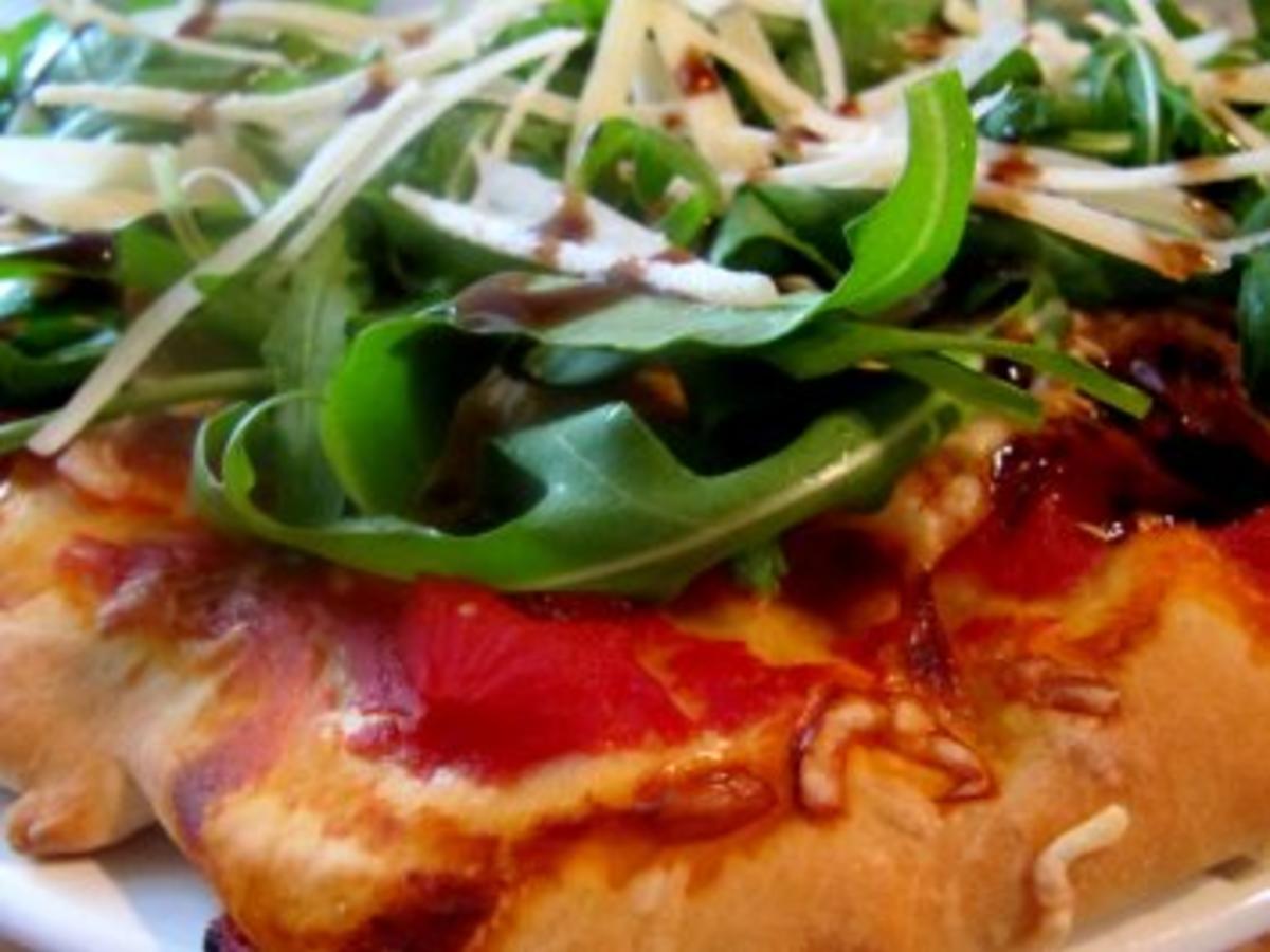 Pizza mit Rucola, Bacon und Parmesan - Rezept - kochbar.de