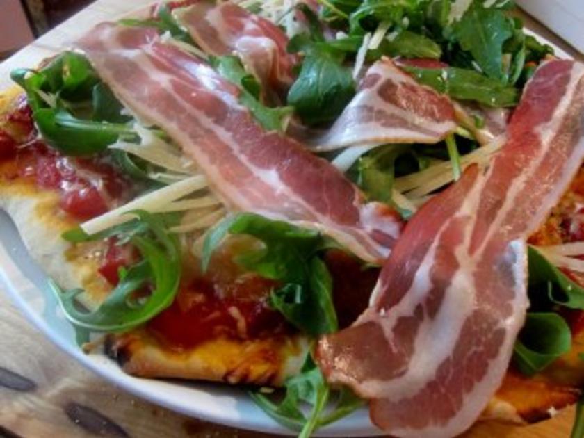 Pizza mit Rucola, Bacon und Parmesan - Rezept - kochbar.de