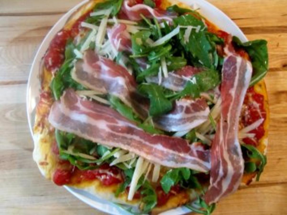 Pizza mit Rucola, Bacon und Parmesan - einfach - von pfeffermuehle Pizza mit Rucola, Bacon und Parmesan - einfach - von pfeffermuehle