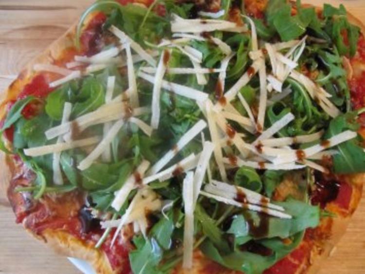 Pizza mit Rucola, Bacon und Parmesan - einfach - von pfeffermuehle Pizza mit Rucola, Bacon und Parmesan - einfach - von pfeffermuehle