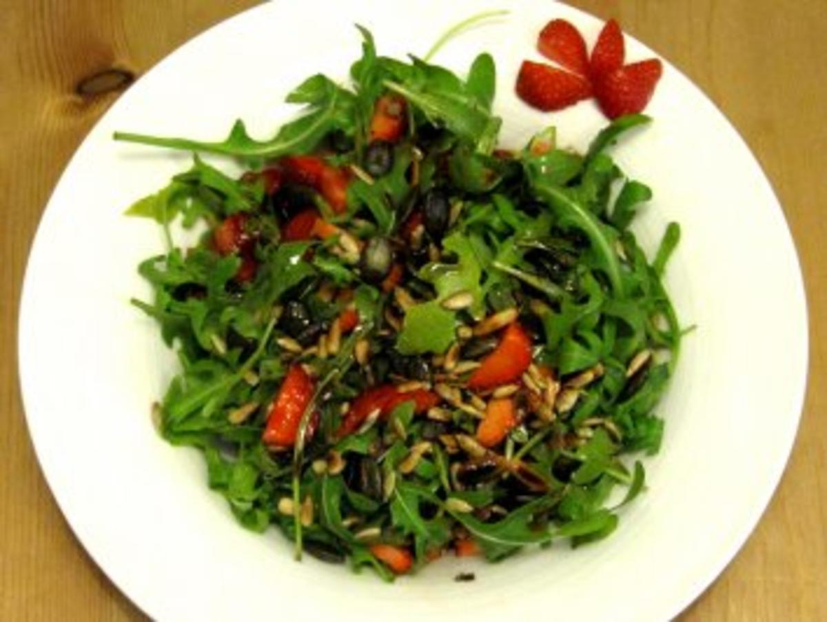 Rucola-Erdbeer-Salat mit Balsamicodressing - Rezept