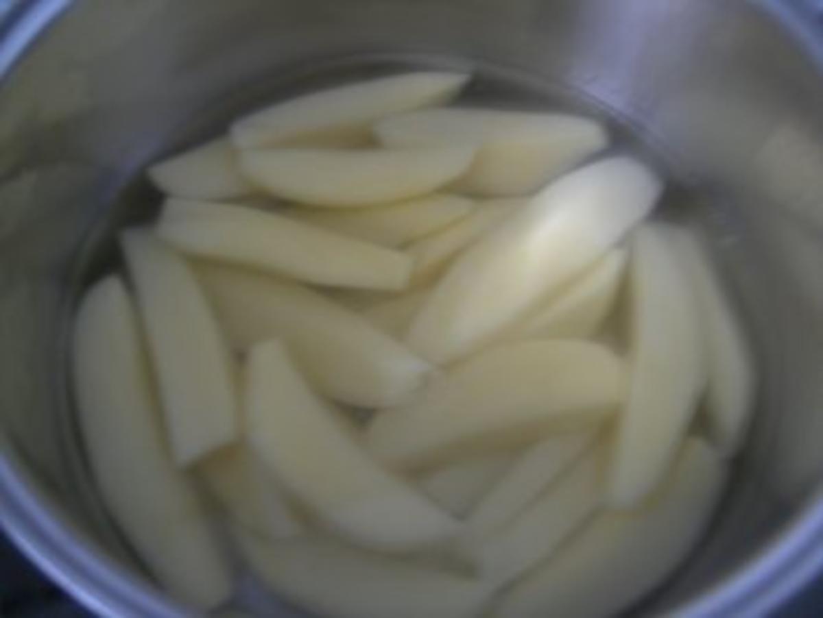 Hähnchenbrüstchen   mit -- in Frühlingszwiebel Butter geschwenkten Kartoffelspalten - Rezept - Bild Nr. 2