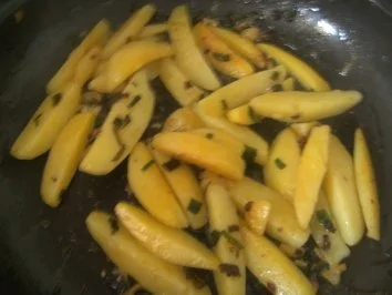 Rezept: Hähnchenbrüstchen mit -- in Frühlingszwiebel Butter geschwenkten Kartoffelspalten Bild Nr. 8 Hähnchenbrüstchen mit -- in Frühlingszwiebel Butter geschwenkten Kartoffelspalten - Rezept - Bild Nr. 8