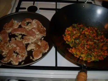 Knoblauchhuhnstreifen auf Tomate mit Gemüsereis - Rezept - Bild Nr. 5