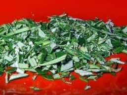 Salat "Caprese" mit geröstetem Rosmarin-Knoblauch-Baguette - Rezept - Bild Nr. 4