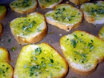 Salat "Caprese" mit geröstetem Rosmarin-Knoblauch-Baguette - Rezept - Bild Nr. 5