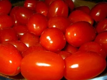 Salat "Caprese" mit geröstetem Rosmarin-Knoblauch-Baguette - Rezept - Bild Nr. 2