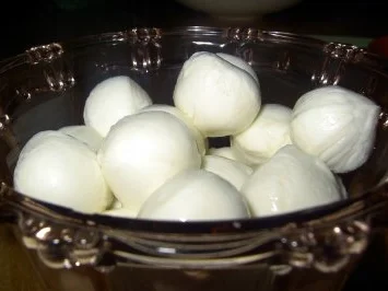 Salat "Caprese" mit geröstetem Rosmarin-Knoblauch-Baguette - Rezept - Bild Nr. 3