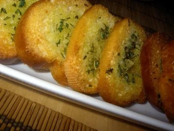 Salat "Caprese" mit geröstetem Rosmarin-Knoblauch-Baguette - Rezept - Bild Nr. 7