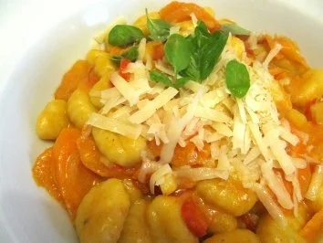 Rezept: Gnocchi mit Paprika-Karotten-Sauce Bild Nr. 2 Gnocchi mit Paprika-Karotten-Sauce - Rezept - Bild Nr. 2