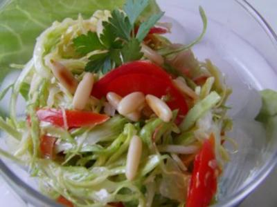 Rezept: Spitzkohlsalat mit Pinienkernen Spitzkohlsalat mit Pinienkernen - Rezept