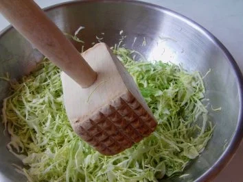 Rezept: Spitzkohlsalat mit Pinienkernen Bild Nr. 2 Spitzkohlsalat mit Pinienkernen - Rezept - Bild Nr. 2