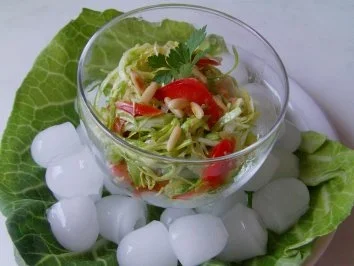 Rezept: Spitzkohlsalat mit Pinienkernen Bild Nr. 3 Spitzkohlsalat mit Pinienkernen - Rezept - Bild Nr. 3