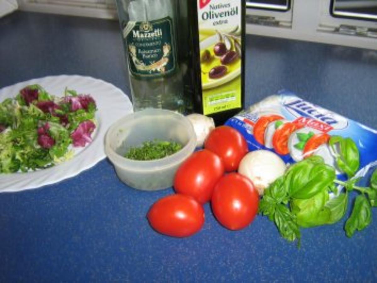 Tomaten-Mozzarella an Blattsalat - Rezept - Bild Nr. 2