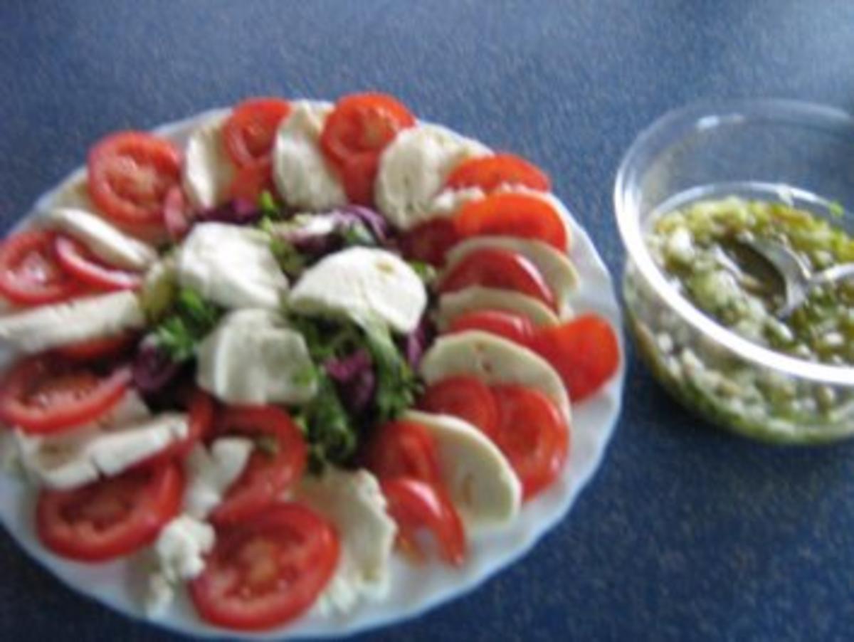 Tomaten-Mozzarella an Blattsalat - Rezept - Bild Nr. 4