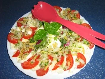 Rezept: Tomaten-Mozzarella an Blattsalat Bild Nr. 6 Tomaten-Mozzarella an Blattsalat - Rezept - Bild Nr. 6