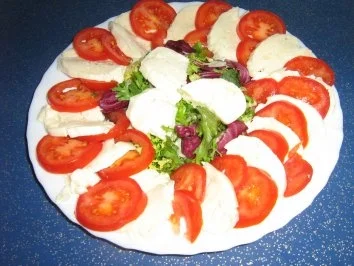 Rezept: Tomaten-Mozzarella an Blattsalat Bild Nr. 3 Tomaten-Mozzarella an Blattsalat - Rezept - Bild Nr. 3