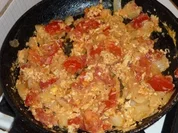 Tomaten-Rührei mit Knoblauchfladenbrot - Rezept