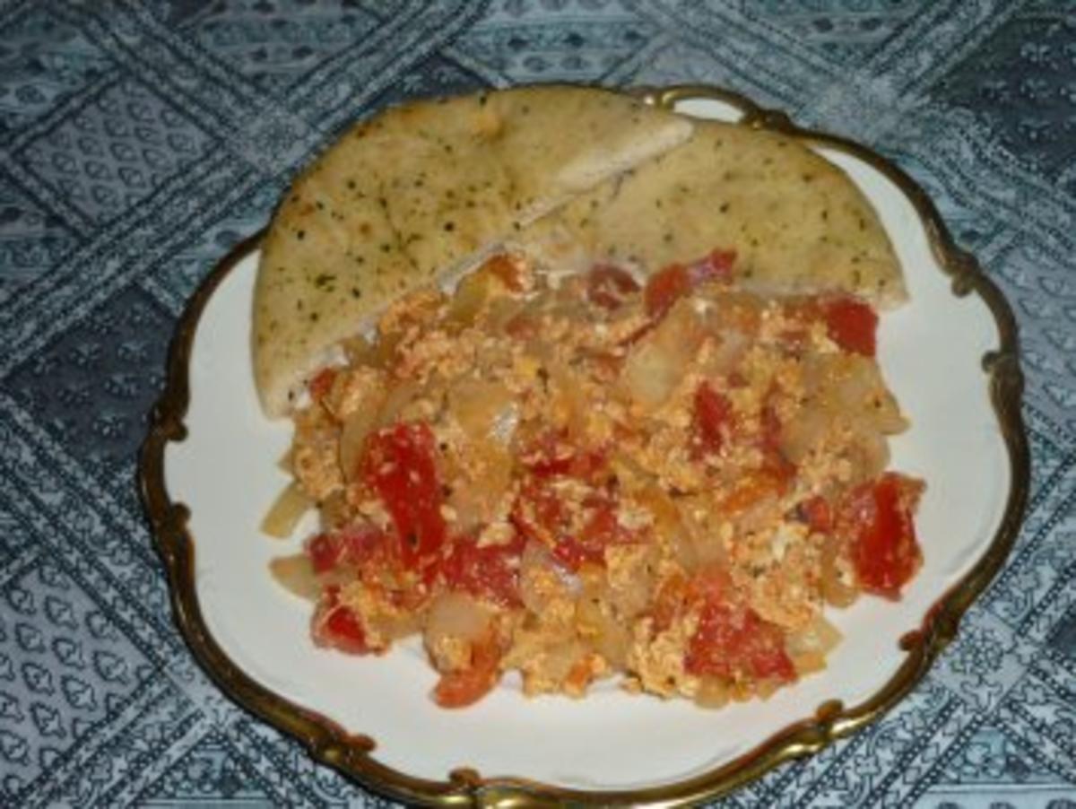Tomaten-Rührei mit Knoblauchfladenbrot - Rezept - Bild Nr. 2