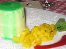 Minzeparfait an Himbeerspiegel und Ananas - Rezept