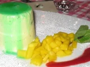 Minzeparfait an Himbeerspiegel und Ananas - Rezept