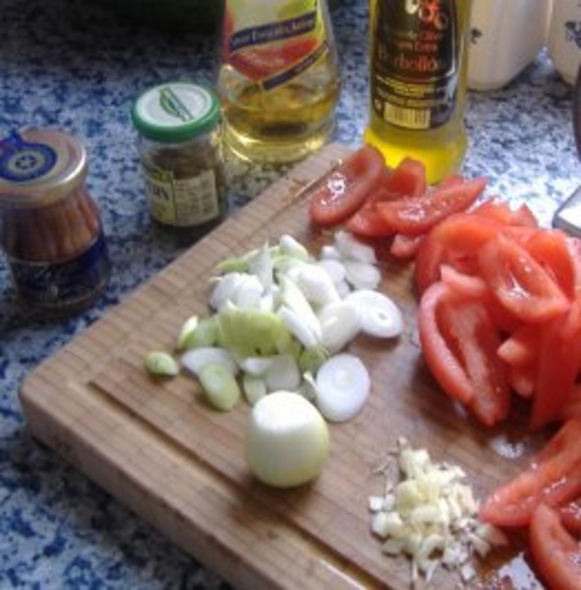 Warmer Tomatensalat mit Kapern und Anchovis - Rezept - Bild Nr. 2