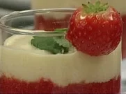 Erdbeeren in Holundergelee mit Limonengranite und Sektschäumchen - Rezept - Bild Nr. 9