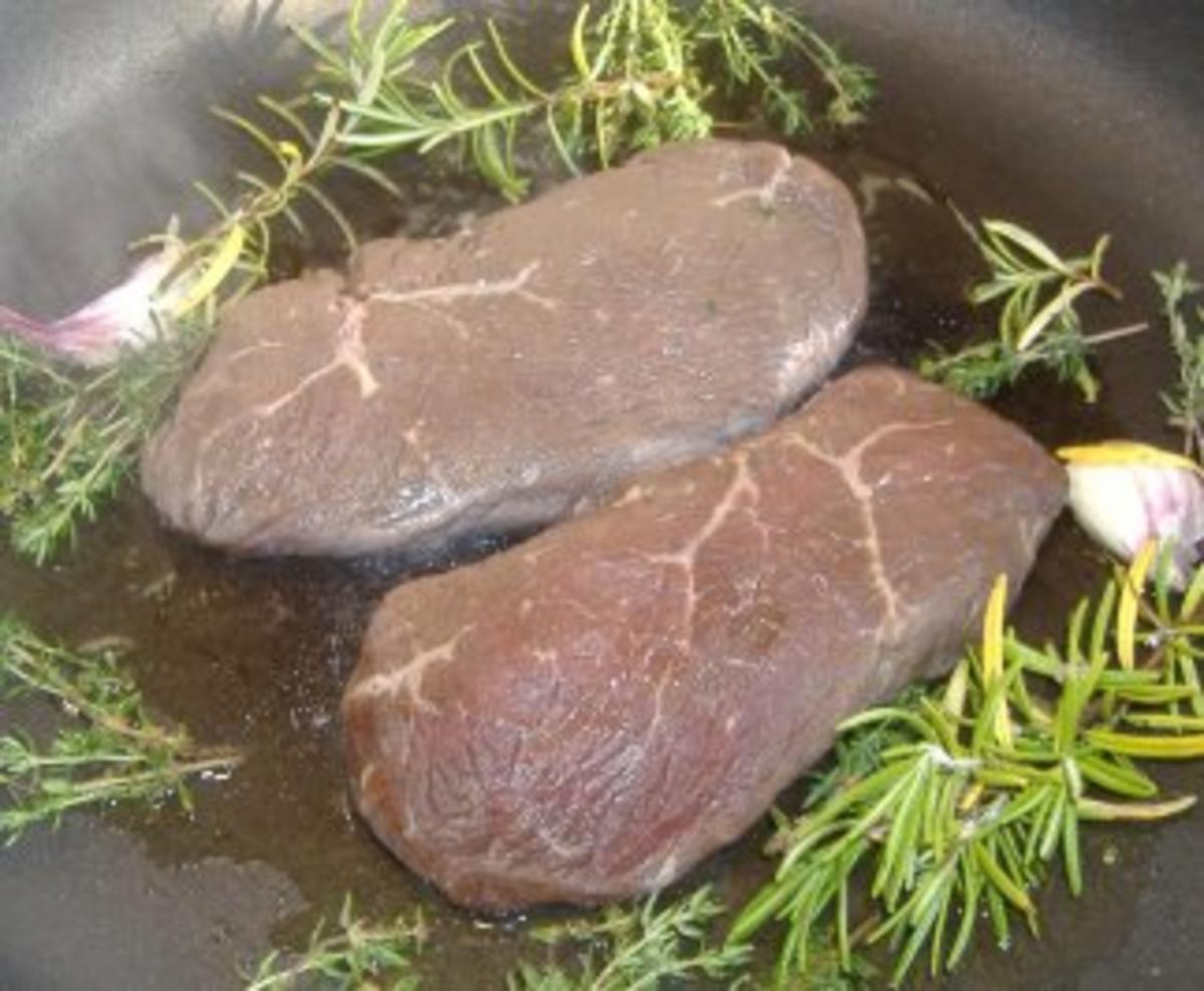 Rumpsteak mit Knoblauch-Kräuter-Kruste und warmen Tomatensalat - Rezept - Bild Nr. 2