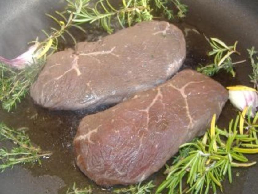Rumpsteak mit Knoblauch Kräuter Kruste und warmen Tomatensalat ...