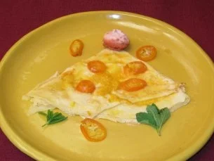 Den Flammentod erduldende Crepes Suzette beerdigt von Orangenfilets - Rezept
