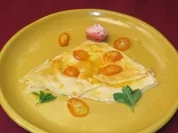 Den Flammentod erduldende Crepes Suzette beerdigt von Orangenfilets - Rezept