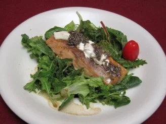 Rezept: Salatvariation mit Ziegenkäse, gratiniertem Lachs und Lavendel Salatvariation mit Ziegenkäse, gratiniertem Lachs und Lavendel - Rezept