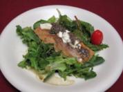 Salatvariation mit Ziegenkäse, gratiniertem Lachs und Lavendel - Rezept