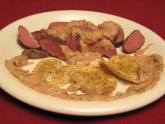 Rosa gebratene Entenbrust auf Marzipan-Rosmarin-Soße und Mohnnudeln - Rezept