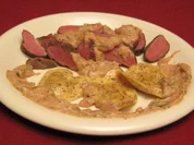 Rosa gebratene Entenbrust auf Marzipan-Rosmarin-Soße und Mohnnudeln - Rezept